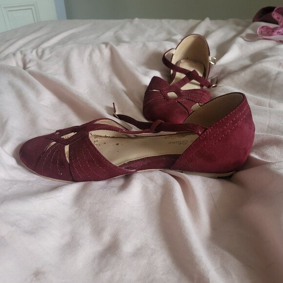 Burgundy Vintage Style Flats - Picture 2 of 3